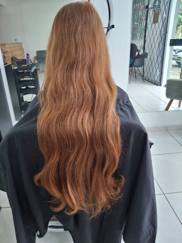 Cabelo longo ruivo natural, visto de costas, após avaliação
